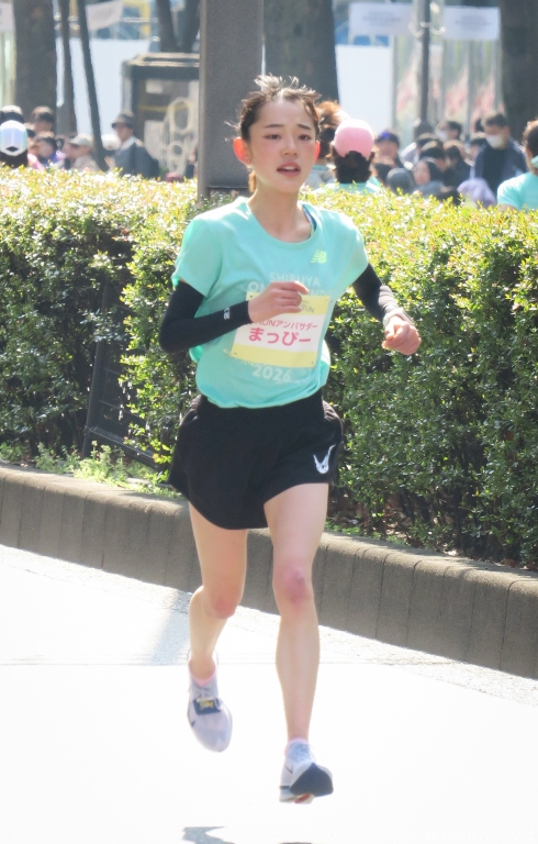 学ランアンバサダー'Mappy' surges ahead of her compatriots on the Omotesando upper stretch in Shibuya Tokyo, at Shibuya-OmoteSando Womens Run 2026 #渋谷表参道ウィメンズラン